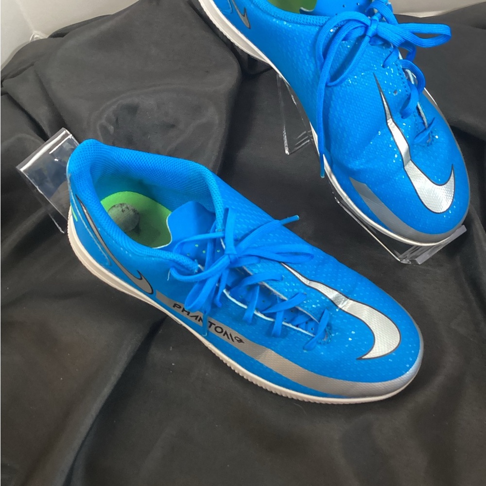 Nike ,Phantom GT ,Indoor Cleats,
Size Youth 5.5 - Picture 2 of 3